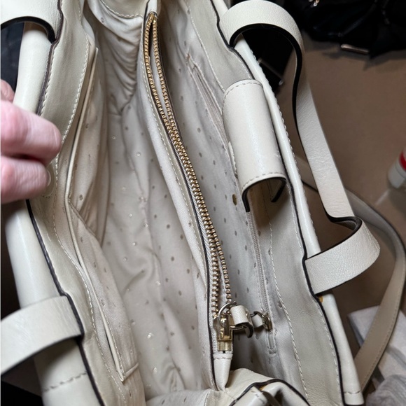 Elegant Cream Handbag - Picture 5 of 6